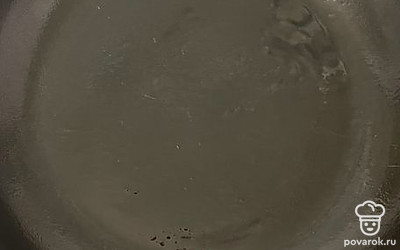 Поставьте сковороду на огонь, смажьте маслом.