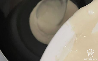 На сковороду порционно выкладывайте тесто.