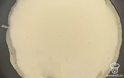 Жарьте блины на медленном огне с одной и с другой стороны по одной минуте.