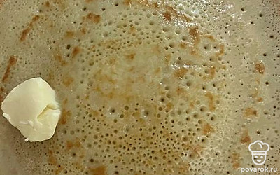 Снимайте со сковороды блины, и каждый блин смазывайте сливочным маслом.