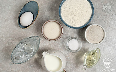 Просейте через сито оба вида муки. Вымойте и вытрите яйцо. Подготовьте сковороду для жарки. 