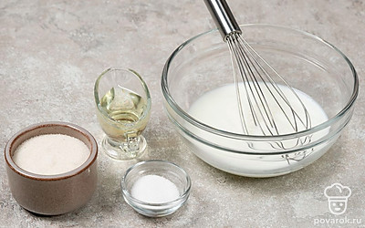 Влейте в глубокую емкость минеральную воду, молоко и масло. Туда же всыпьте сахар и соль. Перемешайте жидкость.