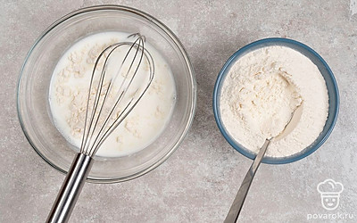 Всыпьте к ингредиентам муку. Хорошо взбейте тесто, чтобы убрать все комочки.