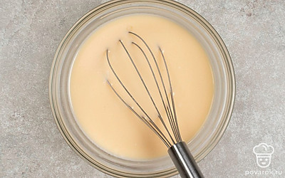 В отдельную емкость разбейте яйца. Слегка взбейте их вилкой. Затем перелейте яйца в тесто и снова перемешайте. Оставьте смесь на 30 минут.