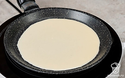 Нагрейте сковороду на умеренном огне. Влейте в нее половником немного теста.