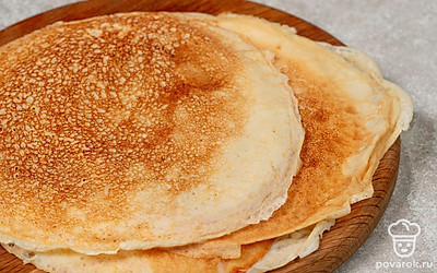 Поджарьте блин с одной стороны до золотистой корочки, а затем переверните и подержите на огне еще пару минут. Приготовьте блины из всего оставшегося теста.