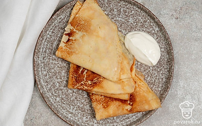 Сверните блины конвертиками и выложите на тарелку. Подайте их на стол вместе со сметаной или любым другим соусом на ваш вкус.