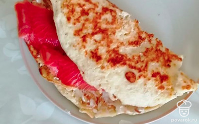 Блин хорошо сочетается с шоколадной пастой и бананом, а если вы хотите не сладкую версию, то с творожоным сыром и красной рыбой.