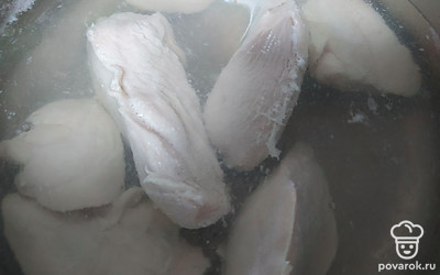 Отварите куриное филе в подсоленной воде. Время варки — 40 минут.