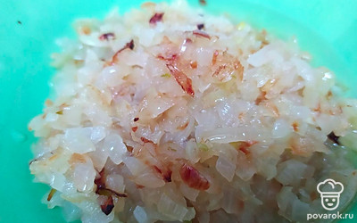 Лук почистите, промойте, нарежьте кубиком и обжарьте на растительном масле до золотистого цвета. 