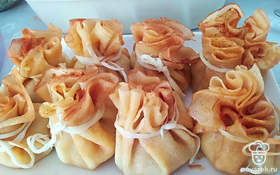 В центр блинчика выложите начинку, края блинчика соберите. Полученный мешочек завяжите копченым сыром.