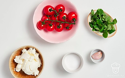 Помидоры черри помойте. Чеснок очистите от шелухи. Базилик промойте и обсушите бумажным полотенцем. Подготовьте блендер.