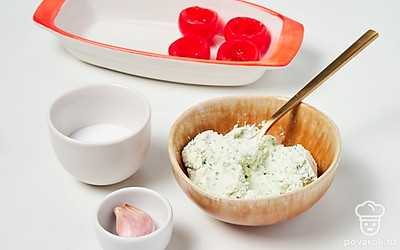 Приготовьте начинку. У каждого помидора черри срежьте шляпку и удалите сердцевину. В блендер выложите чеснок, базилик и взбейте до однородной массы. Смешайте со сливочным сыром и посолите. Перемешайте.