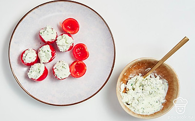 Приготовьте фаршированные помидоры черри. В каждый полый помидор выложите начинку чайной ложкой.