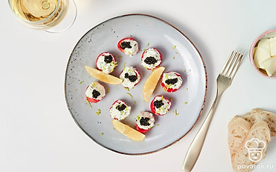 Перед подачей украсьте фаршированные помидоры черри красной икрой.