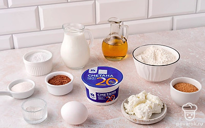 Просейте муку в глубокую миску. Помойте и обсушите куриное яйцо. Подготовьте миску, подходящую для нагревания в микроволновой печи, венчик, сковороду с антипригарным покрытием, еще одну глубокую емкость, миксер, кондитерский мешок со звездообразной насадкой и сервировочное блюдо.