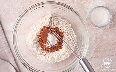 Всыпьте в миску с мукой разрыхлитель и какао-порошок. Размешайте венчиком, чтобы масса стала полностью однородной.