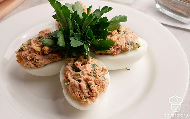 Яйца, фаршированные печеночным паштетом — Рецепт с фото