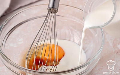 Налейте молоко в миску, подходящую для микроволновой печи. Нагрейте молоко 30–40 секунд до теплого состояния. Разбейте в миску яйцо, всыпьте тростниковый сахар. Взбейте все венчиком.