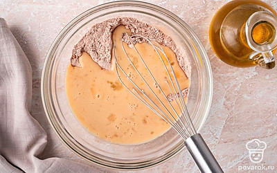 Всыпьте сухие ингредиенты к молоку с яйцом. Перемешайте венчиком до образования однородного жидкого теста, немного гуще, чем для обычных блинов. Влейте в тесто растительное масло и еще раз все размешайте.