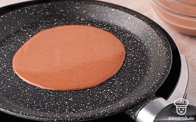 Разогрейте сухую сковороду с антипригарным покрытием на сильном огне. Уменьшите огонь до самого слабого. Налейте в центр сковороды 3–4 ст.л. теста, чтобы оно растеклось в блин около 12–14 см в диаметре.