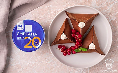 Украсьте готовые шоколадные блинчики-треугольники красной смородиной и мятой.