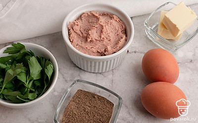 Подготовьте все ингредиенты. Заранее отварите яйца и промойте петрушку.