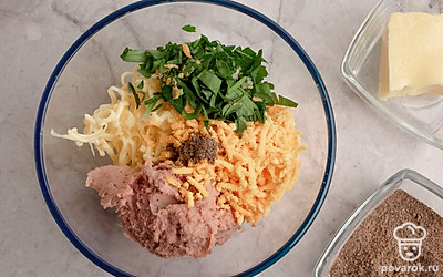 Мелко порубите петрушку. Предварительно замороженное сливочное масло натрите на мелкой терке. В подходящую емкость выложите желтки, печеночный паштет, петрушку и сливочное масло. Добавьте черный молотый перец и смешайте до однородной массы.