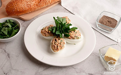 Полученную смесь выложите в готовые половинки яичного белка. Яйца фаршированные яйца печеночным паштетом выложите на тарелку и украсьте свежей петрушкой на свой вкус. Приятного аппетита!