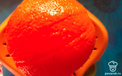 Выжмите сок из апельсина.