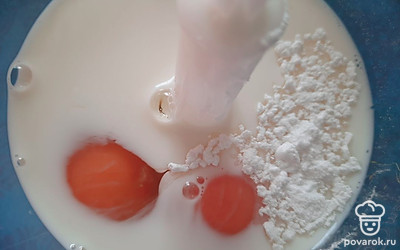 Молоко, яйца, соль и сахарную пудру взбейте.