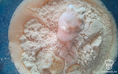 Добавьте сок, масло, просеянную муку и погашенную лимонным соком соду (или разрыхлитель из пакетика). Перемешайте.