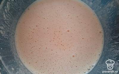 Полученное жидкое тесто налейте на сковороду с подсолнечным маслом и обжарьте блины с двух сторон.