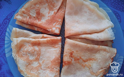 Блинчики выложите на тарелку.