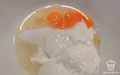 Добавьте яйца, соль, сахар и перемешайте.