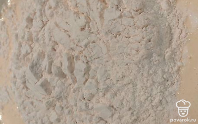 Всыпьте муку, перемешайте.