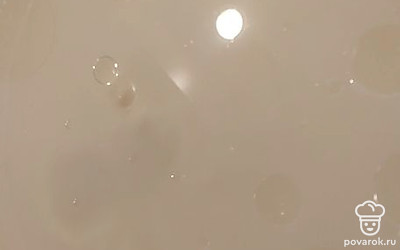 Влейте кипяток, растительное масло и перемешайте.