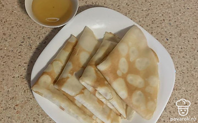 Подайте с медом. Поскольку в рецепте используется небольшое количество сахара, допустима и несладкая начинка. Тут нет предела для фантазии.