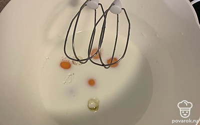 Яйцо, молоко, соль и сахар смешайте до однородности. Можно использовать венчик или миксер.