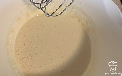 К полученной массе добавьте муку и растительное масло. Перемешайте до однородности.