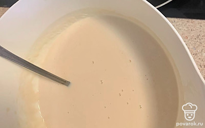 В полученное тесто влейте кипяток, перемешайте. Дайте тесту настояться (10-15 минут). Тесто жидкое, но при этом плотное. Без комочков.