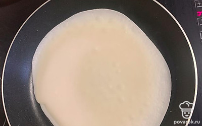 Выпекайте на среднем огне. На качество блинов очень влияет сковорода. Можно использовать специальную.