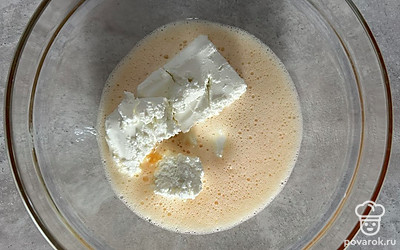 Яйца взбейте с сахаром, ванилином и щепоткой соли. Добавьте творог и еще раз взбейте.