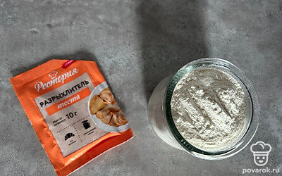 Просейте пшеничную муку с разрыхлителем.