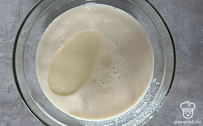 Муку введите в яично-творожную смесь. Взбейте миксером, постепенно вливая молоко. В конце влейте растительное масло.