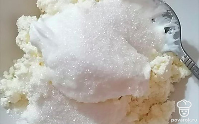 Смешайте творог, сметану и сахар. 