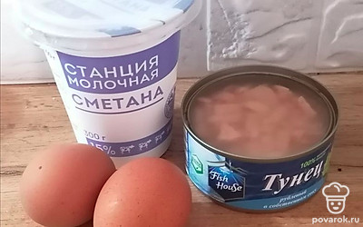 Подготовьте все ингредиенты. Яйца отварите, остудите, очистите от скорлупы. 