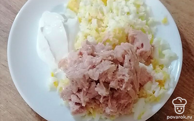 Откройте консервы, слейте жидкость. Смешайте все ингредиенты. 