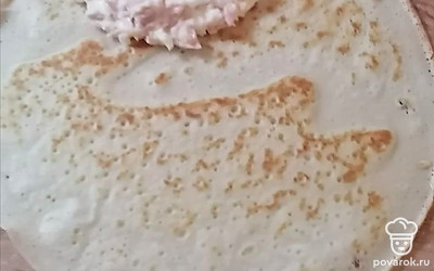 На край блинчика положите ложку начинки. 