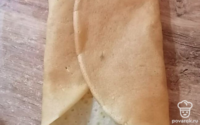 Сверните блин в трубочку, завернув края. 